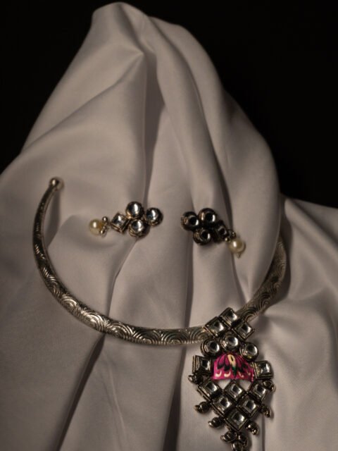 Silverplated handpainted studded hasdi necklace